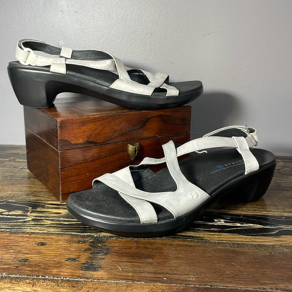 New Balance women’s sandals on silver gray fit 10 11
Label is gone comfortable!